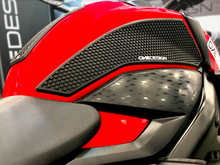 Load image into Gallery viewer, 2017-2019 SUZUKI GSXS 750 / 750Z HDR SIDE PAD BLACK - Onedesign Corp